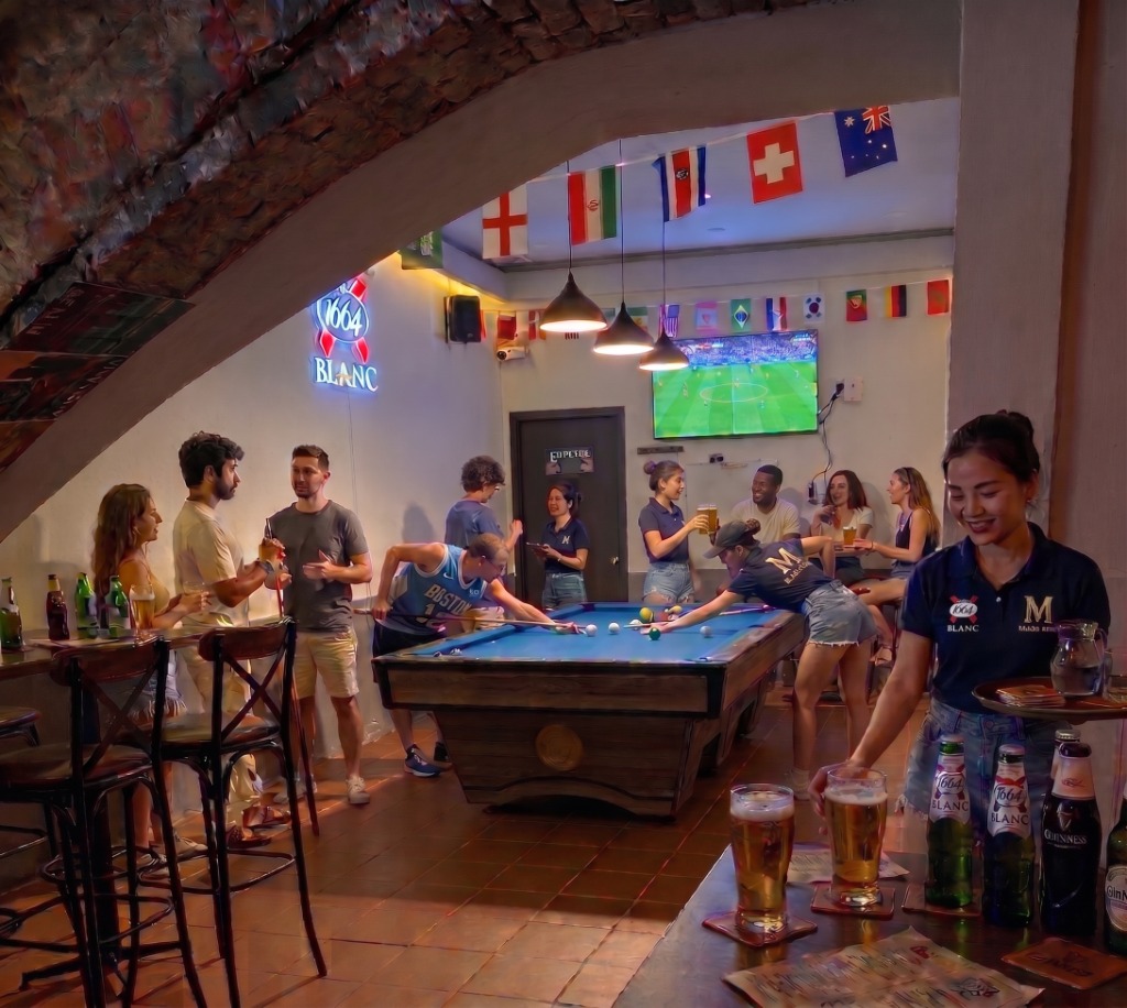 Mars Bar Sports Lounge Atmosphere